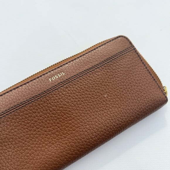 Fossil Brown Leather Clutch / Wallet – Stylish & Timeless - Picture 1 of 7